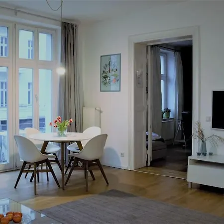 Bright & Lovely Centre Apartment